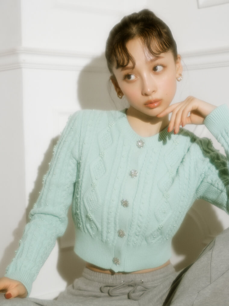 [L.B CANDY STOCK]パールビジューカーディガン・【WEB限定00サイズあり】 サイドライントラックパンツ・フープイヤリングを着用した女性