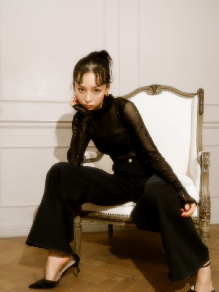 【WEB限定カラー】 [L.B CANDY STOCK]デコラティブスキンボディースーツ・バンドゥ/シアー・ラインワイドデニムパンツ・サテンストラップパンプス・フープイヤリングを着用した女性