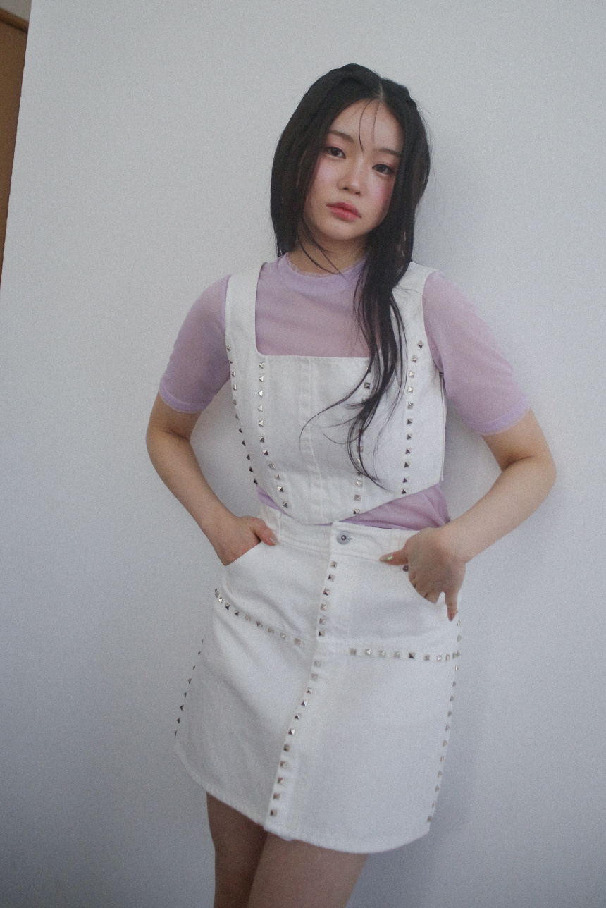 [L.B CANDY STOCK]スタッズデニムビスチェトップス・[L.B CANDY STOCK]スタッズ2wayデニムスカート・シアートップスを着用した女性