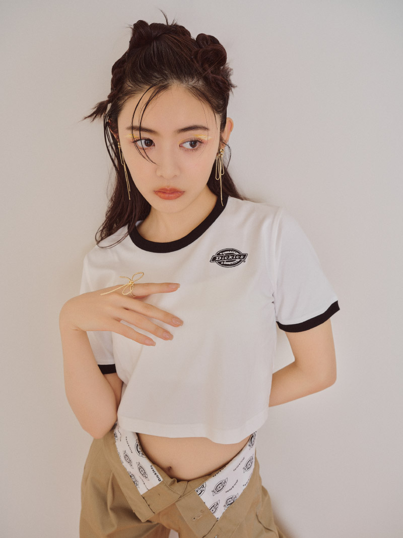 【LILYBROWN×Dickies】コラボTシャツ・【LILYBROWN×Dickies】ハイウエストチノパンツ・メタルヒールサンダル・リボンフラワースネークイヤリング・ビックリボンリングを着用した女性