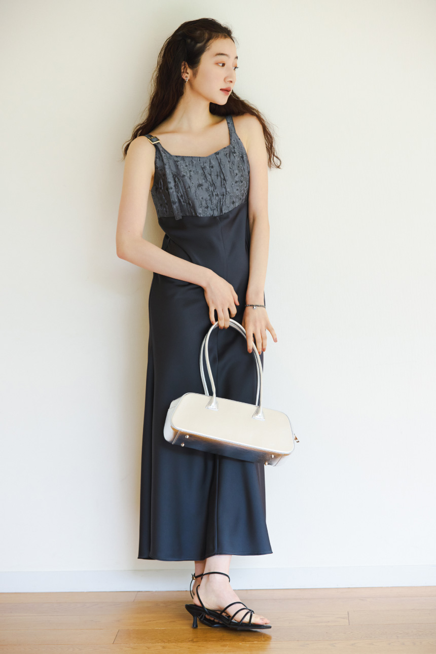 Back-open short jacket Satin docking dressを着用した女性