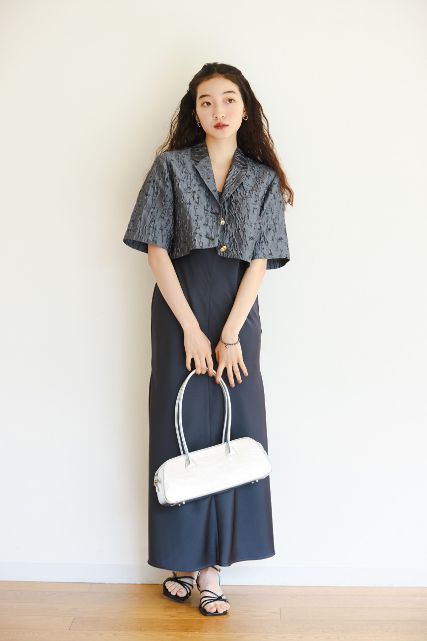 Back-open short jacket Satin docking dressを着用した女性