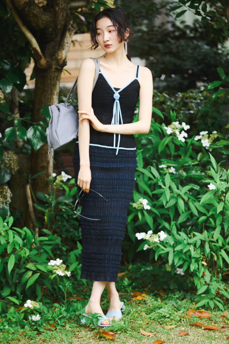 Rose motif crochet camisoleを着用した女性