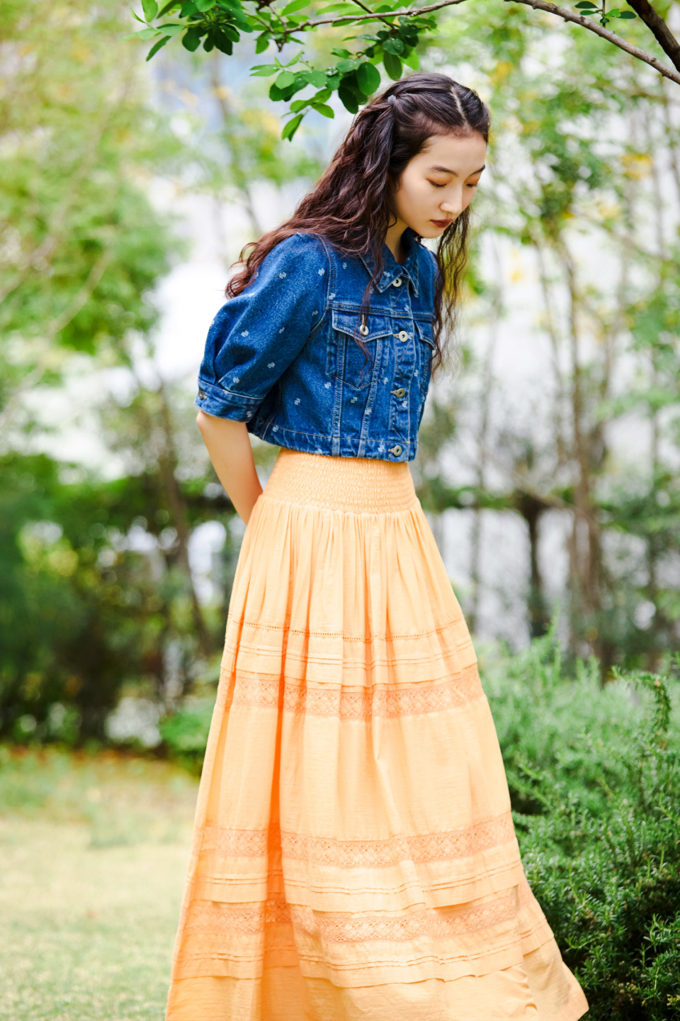 Half sleeve denim jacketを着用した女性