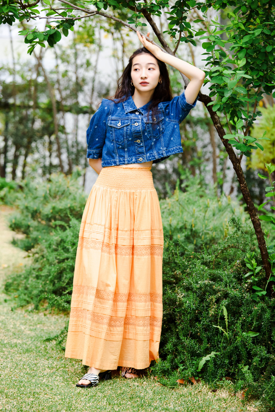 Half sleeve denim jacketを着用した女性