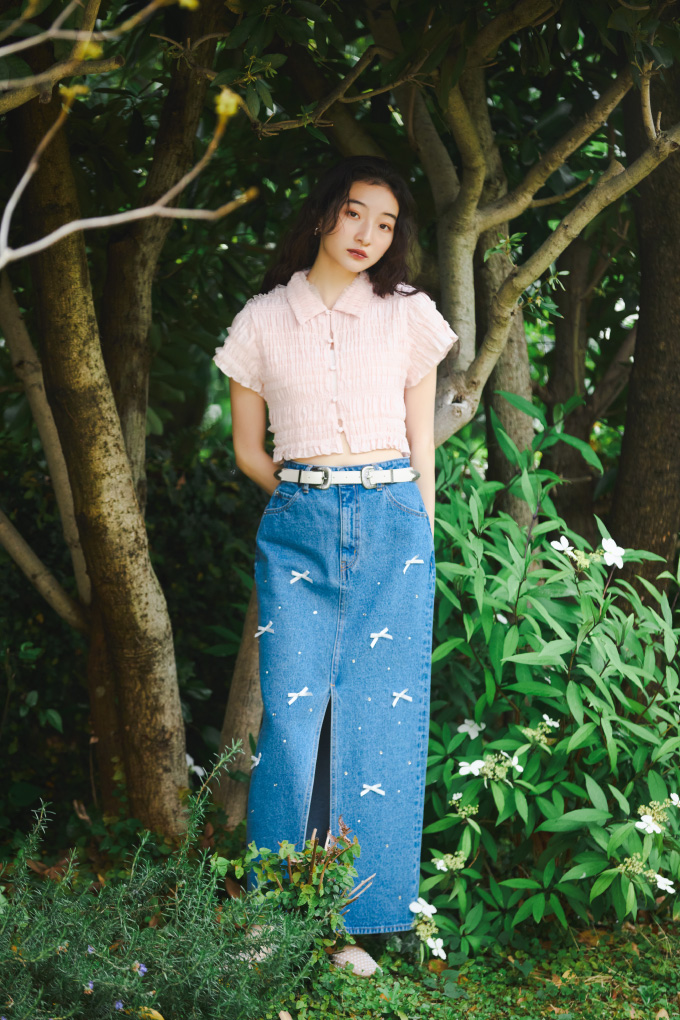 Tulle shirring blouseを着用した女性