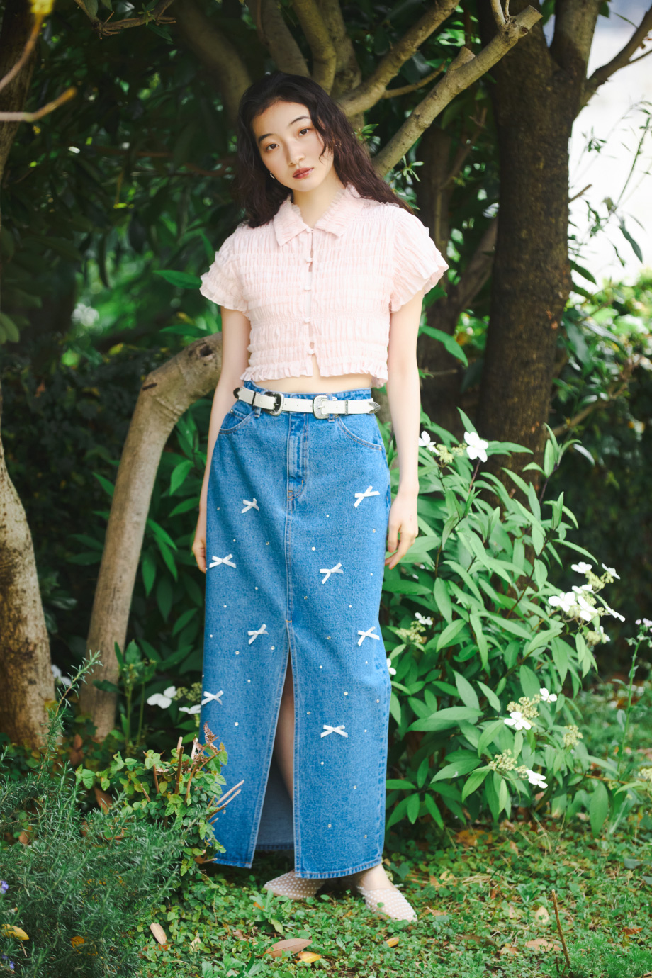 Tulle shirring blouseを着用した女性