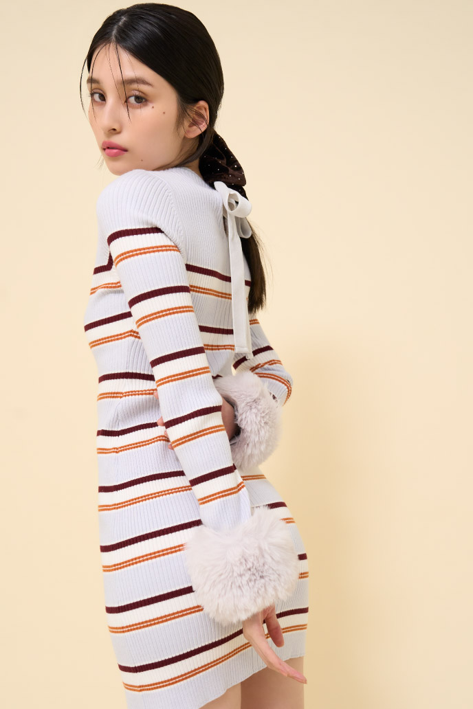 オフィシャル限定ワンピ・[L.B CANDY STOCK]ラインストーンフリルベロアシュシュ・イニシャルリング・ハートシグネットリング・ワイドシャフトロングブーツを着用した女性