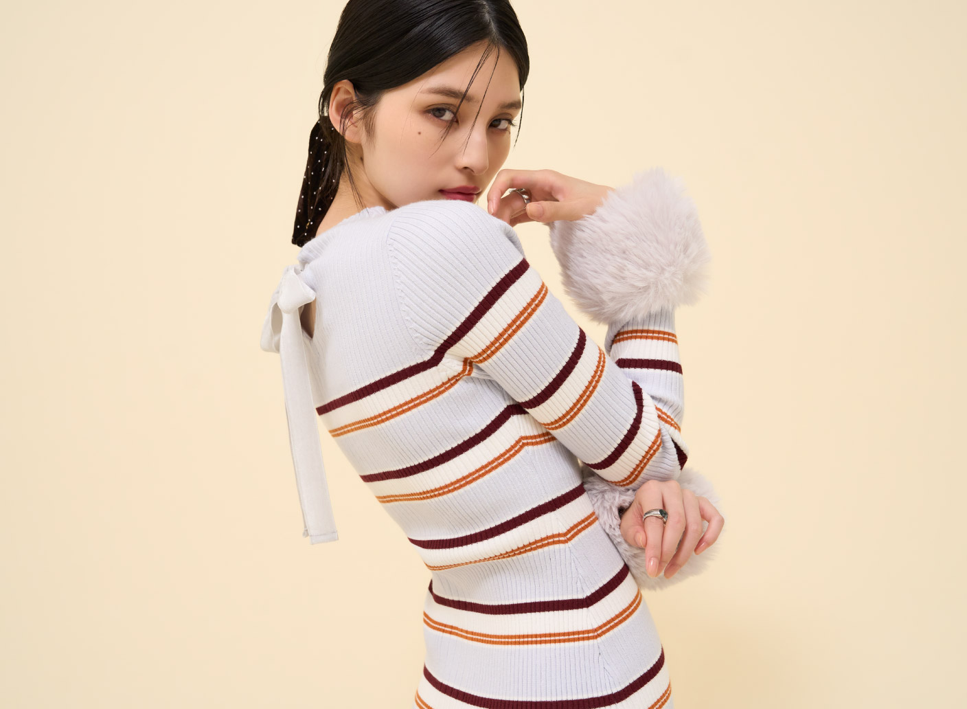オフィシャル限定ワンピ・[L.B CANDY STOCK]ラインストーンフリルベロアシュシュ・イニシャルリング・ハートシグネットリング・ワイドシャフトロングブーツを着用した女性