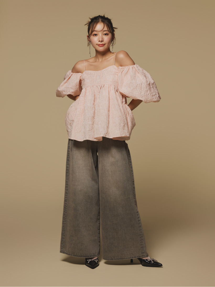 3WAY jacquard peplum bustierを着用した女性