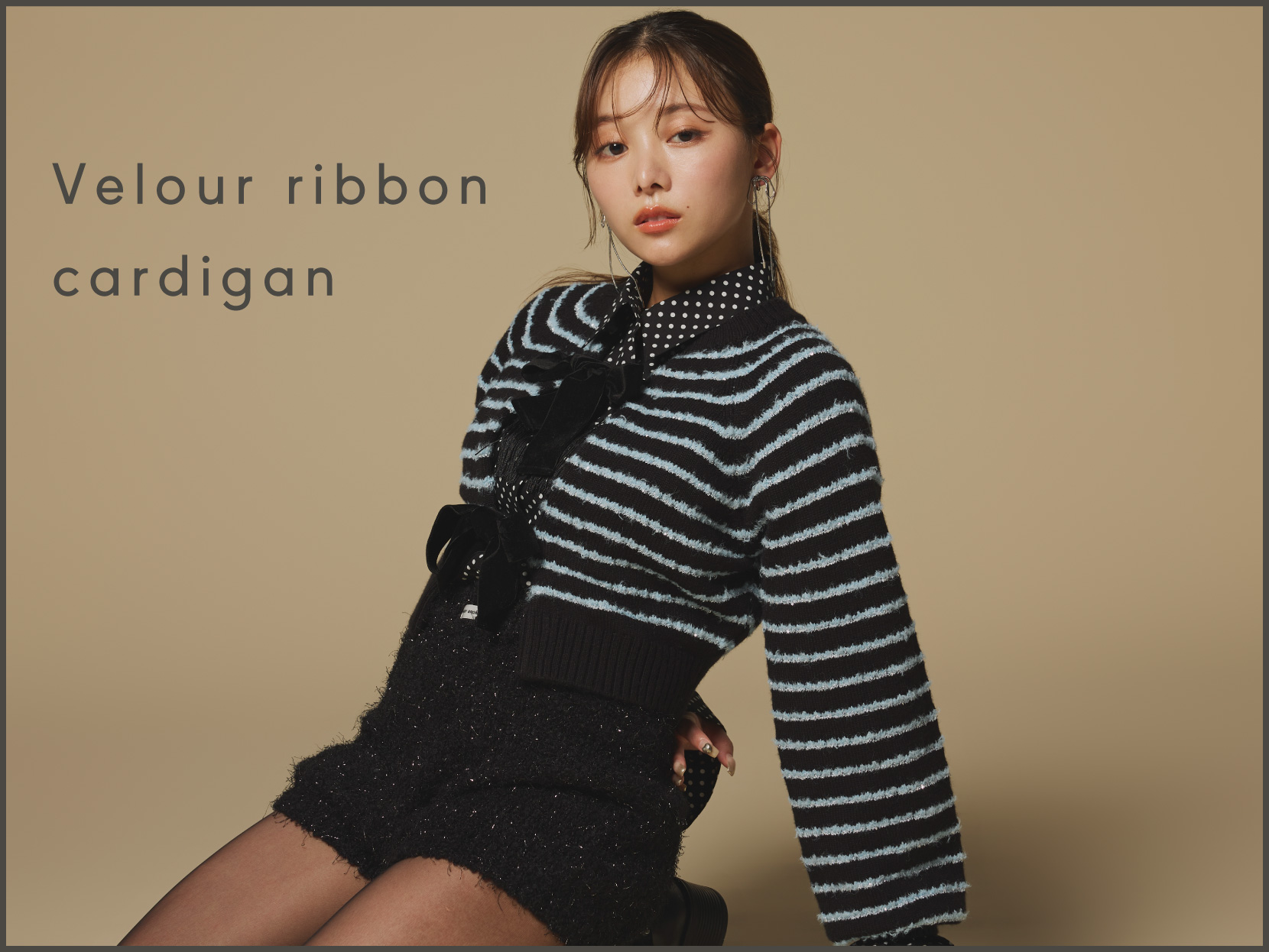 Velour ribbon cardiganを着用した女性