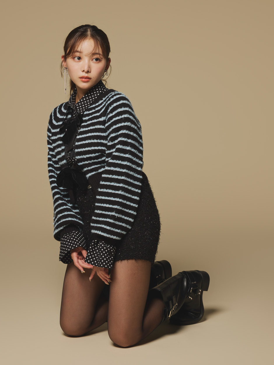 Velour ribbon cardiganを着用した女性