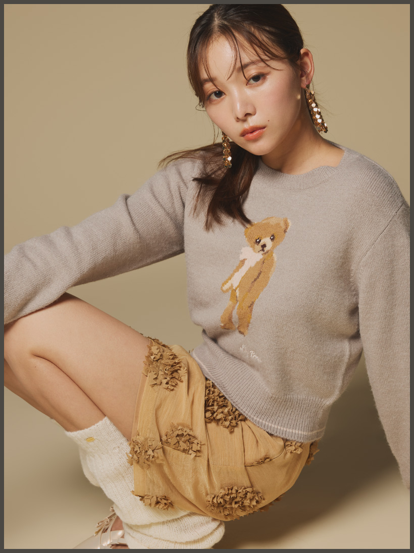 Lily Bear ribbon knitを着用した女性
