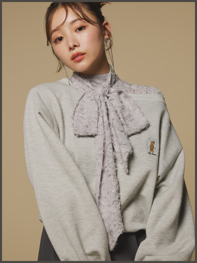 Lily Bear ribbon sweatを着用した女性