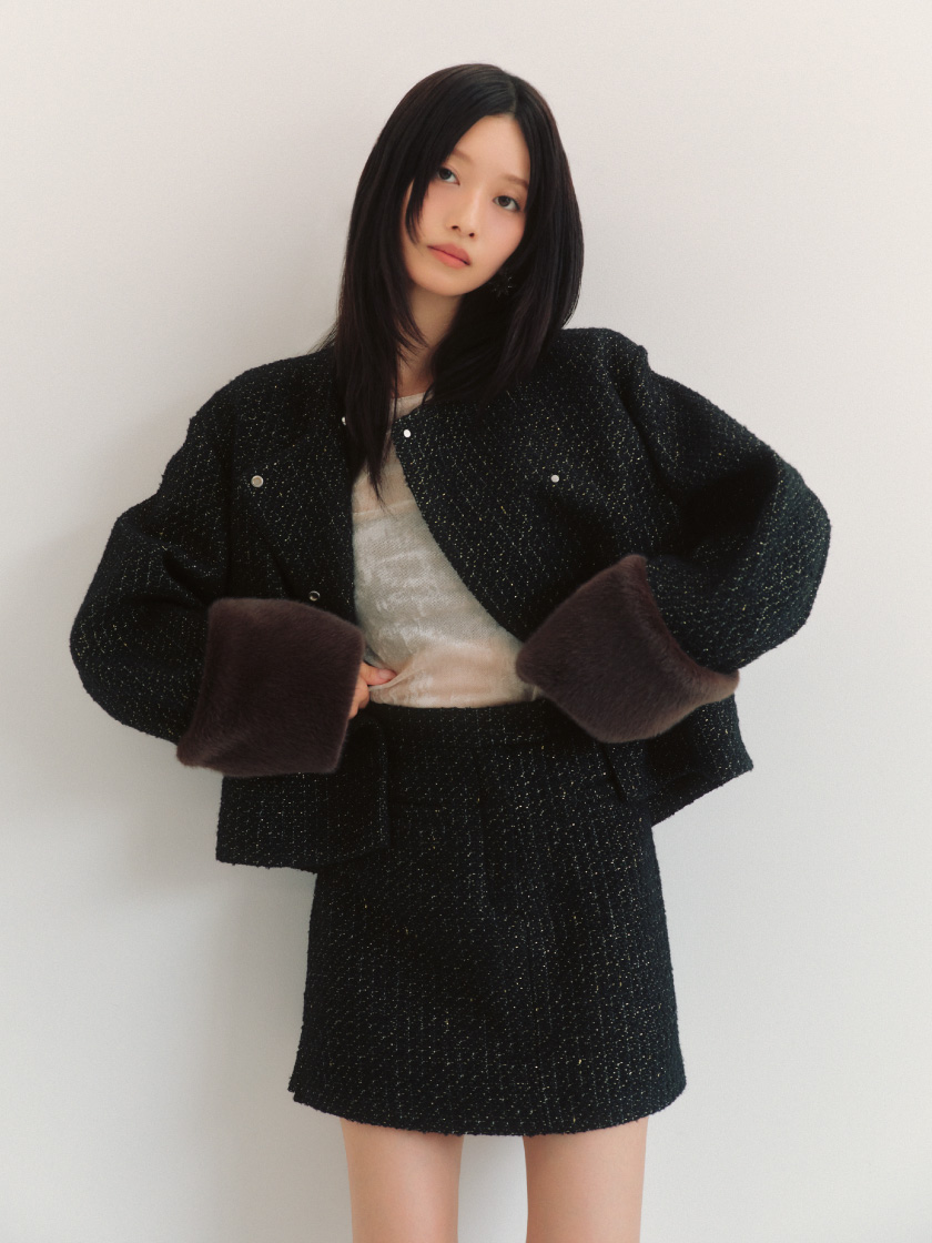 2WAYファーショートコート&ブラッシュチュールギャザートップス&ミニスリットスカショーパンを着た女性