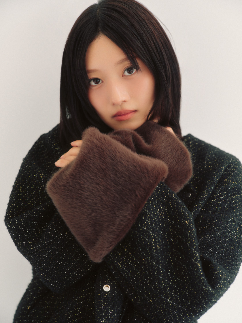 2WAYファーショートコート&ブラッシュチュールギャザートップス&ミニスリットスカショーパンを着た女性