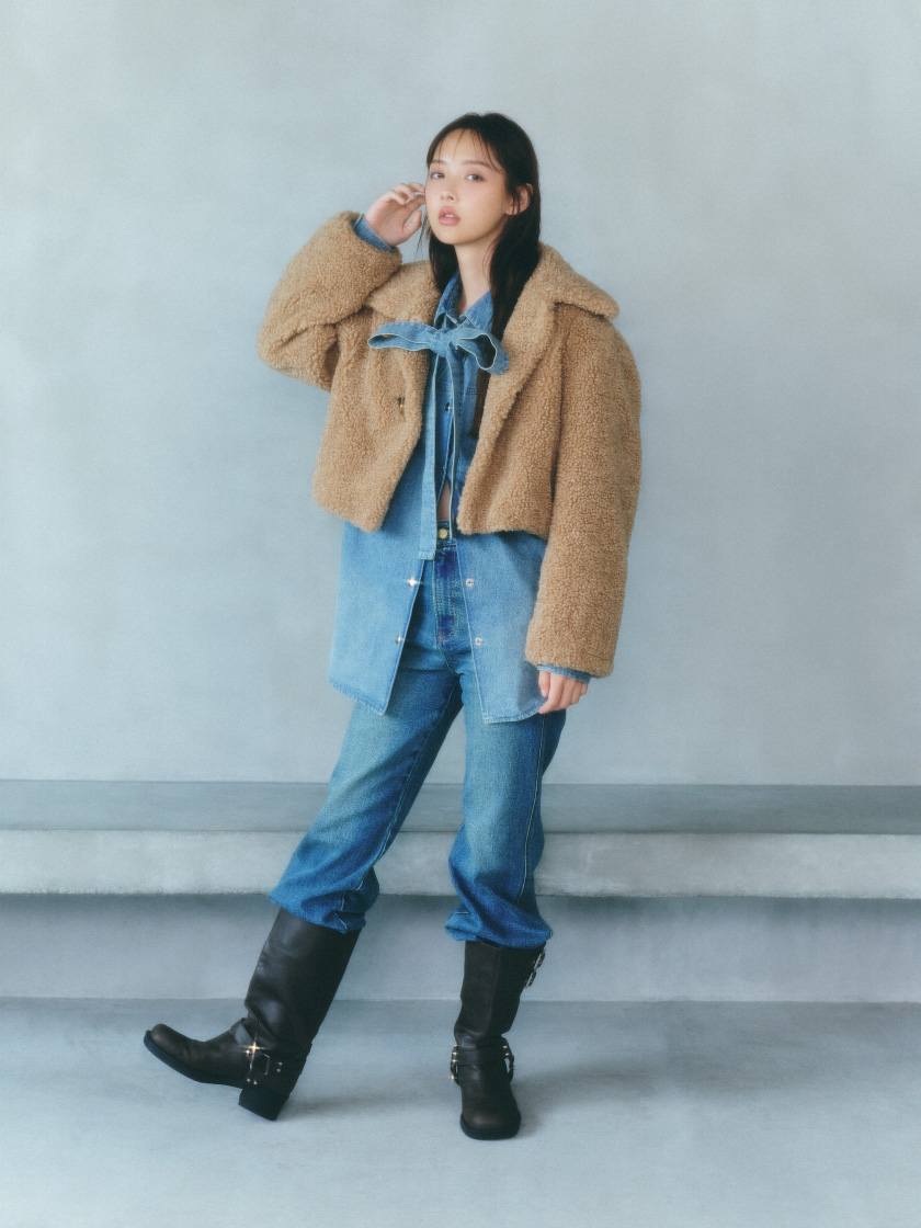 バリエファーコート&バリエーションボウタイシャツ&ストレッチフレアデニムパンツ&バイカーブーツを着た女性