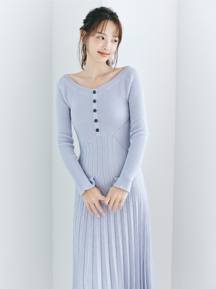 ラメニットワンピース&ストラップ付フラットパンプス&ストラップ付フラットパンプスを着た女性