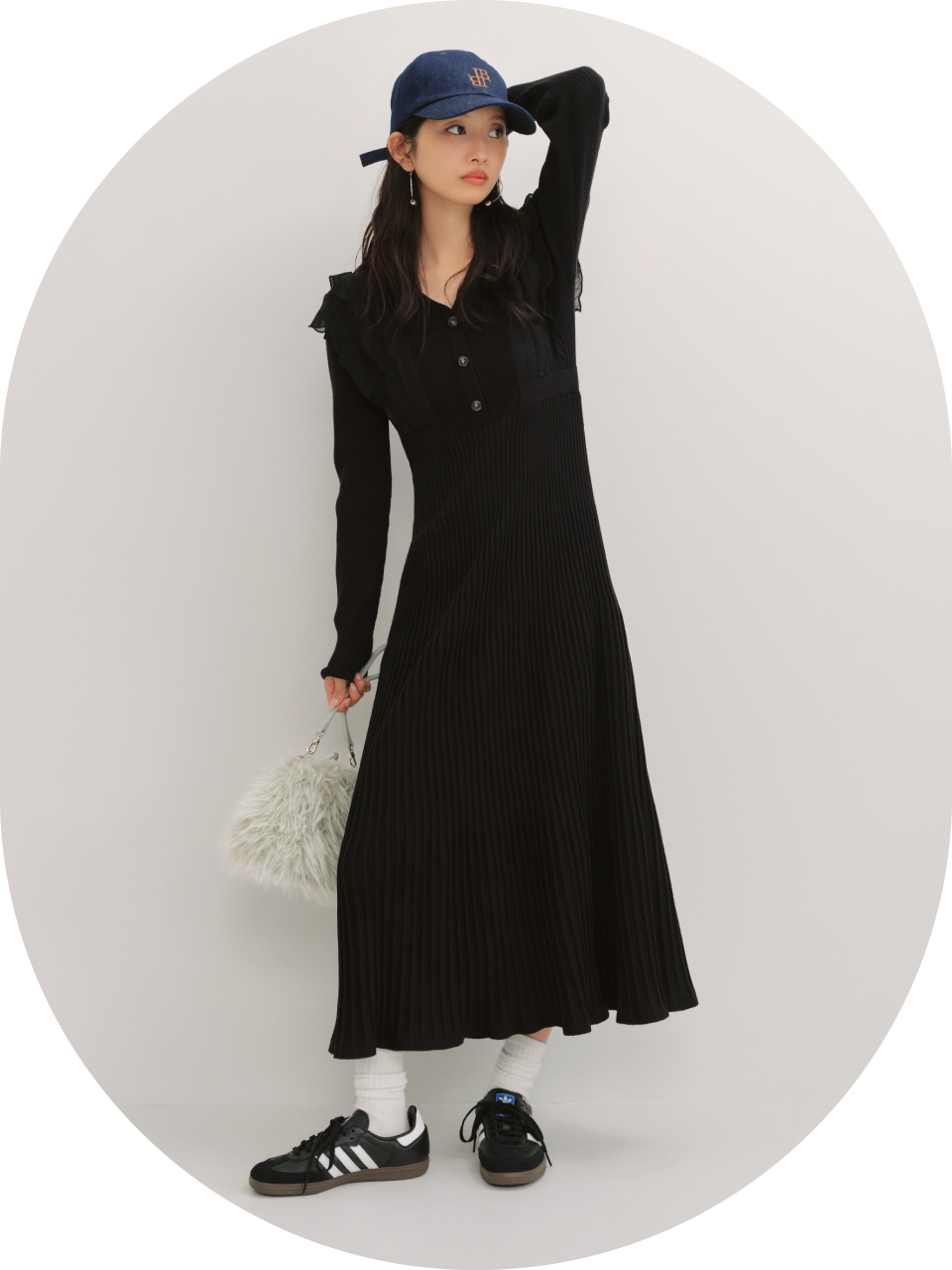 シフォンドッキングニットワンピース&LBロゴ刺繍キャップ&バリエ口金バッグ&ボールフープピアスを着た女性
