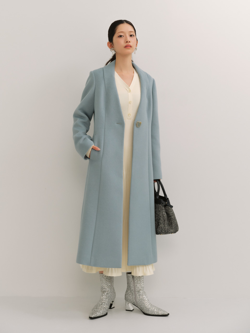 シフォンドッキングニットワンピース&【WEB限定カラー】チェスターコート&セミスクエアショートブーツ&メタルリボン・ハートイヤリングを着た女性