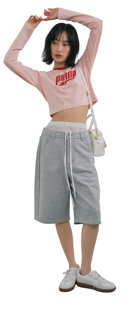 【LILY BROWN×PUMA】グラフィックプリントTシャツ&【LILY BROWN×PUMA】PALERMO LTH&【LILY BROWN×PUMA】ミニグリップショルダーバッグ&サイドリボンハーフレギンス&カーブドロストハーフデニムパンツ&2WAYフラワーチェーンネックレスを着た女性