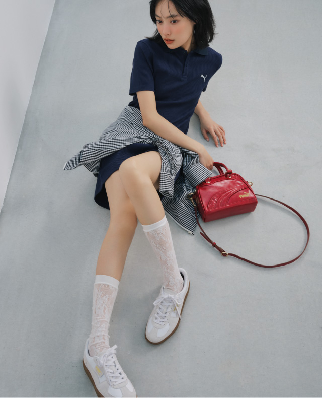 【LILY BROWN×PUMA】ポロリブドレス&【LILY BROWN×PUMA】PALERMO LTH&【LILY BROWN×PUMA】ミニグリップショルダーバッグ&UVサッカーエンボスフリルブルゾンを着た女性