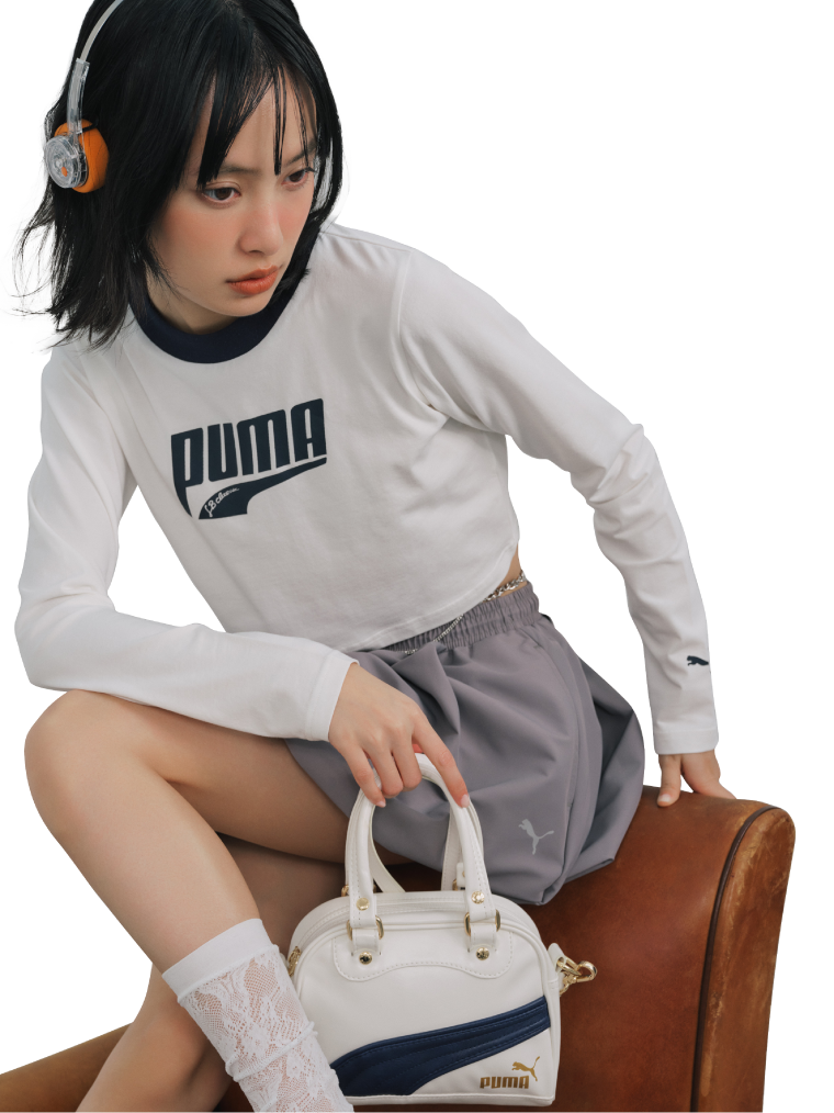 【LILY BROWN×PUMA】グラフィックプリントTシャツ&【LILY BROWN×PUMA】バルーンスカート&【LILY BROWN×PUMA】PALERMO LTH&【LILY BROWN×PUMA】ミニグリップショルダーバッグ&コインチェーンベルトを着た女性