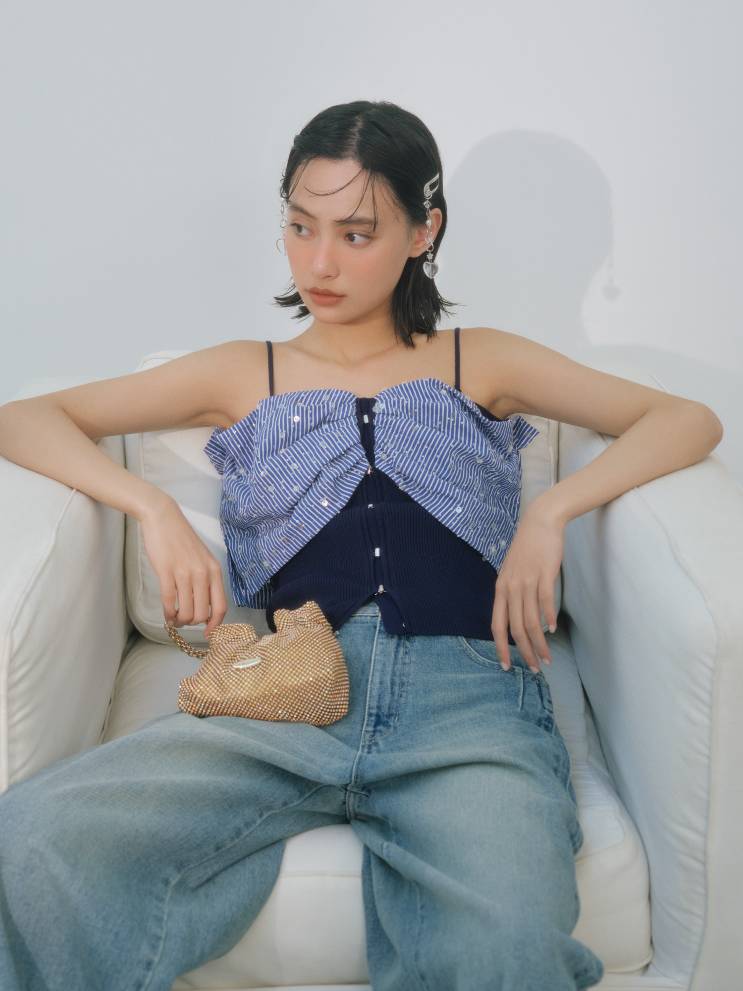 BIGリボンビジューニットトップス・【WEB限定00サイズ】ルーズフィットワイドデニムパンツ・バリエーションスリーピン・[L.B CANDY STOCK]ビジューミニショルダーバッグを着用した女性