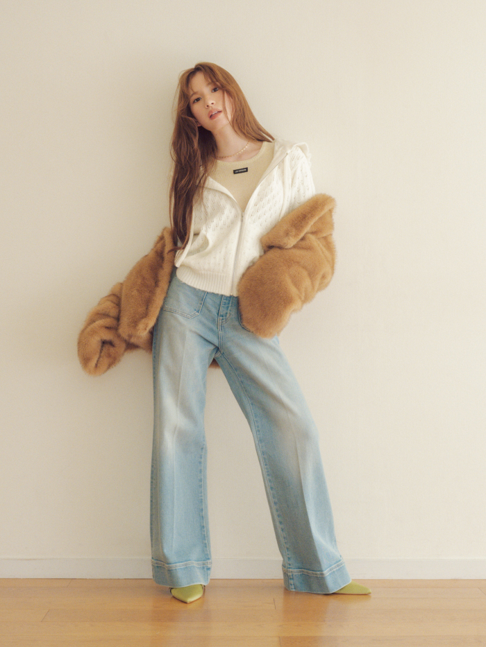 Coat Knit tops Pants Shoesを着用したモデル