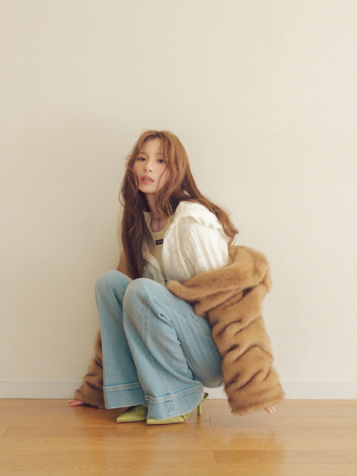 Coat Knit tops Pants Shoesを着用したモデル