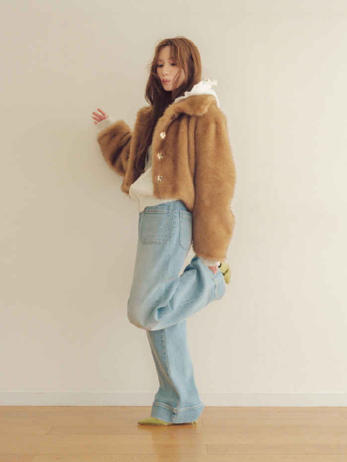 Coat Knit tops Pants Shoesを着用したモデル