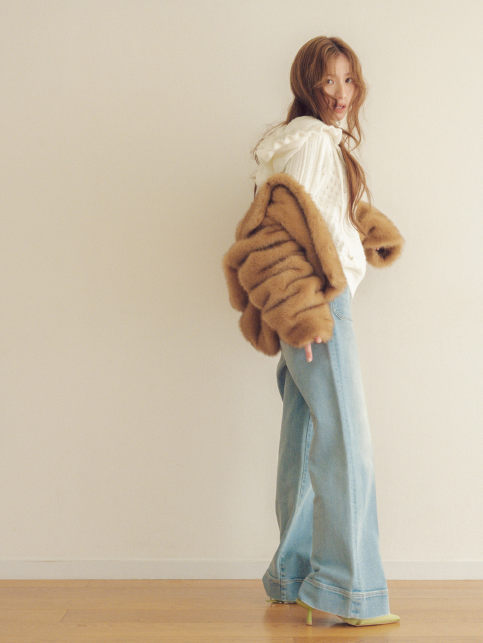 Coat Knit tops Pants Shoesを着用したモデル