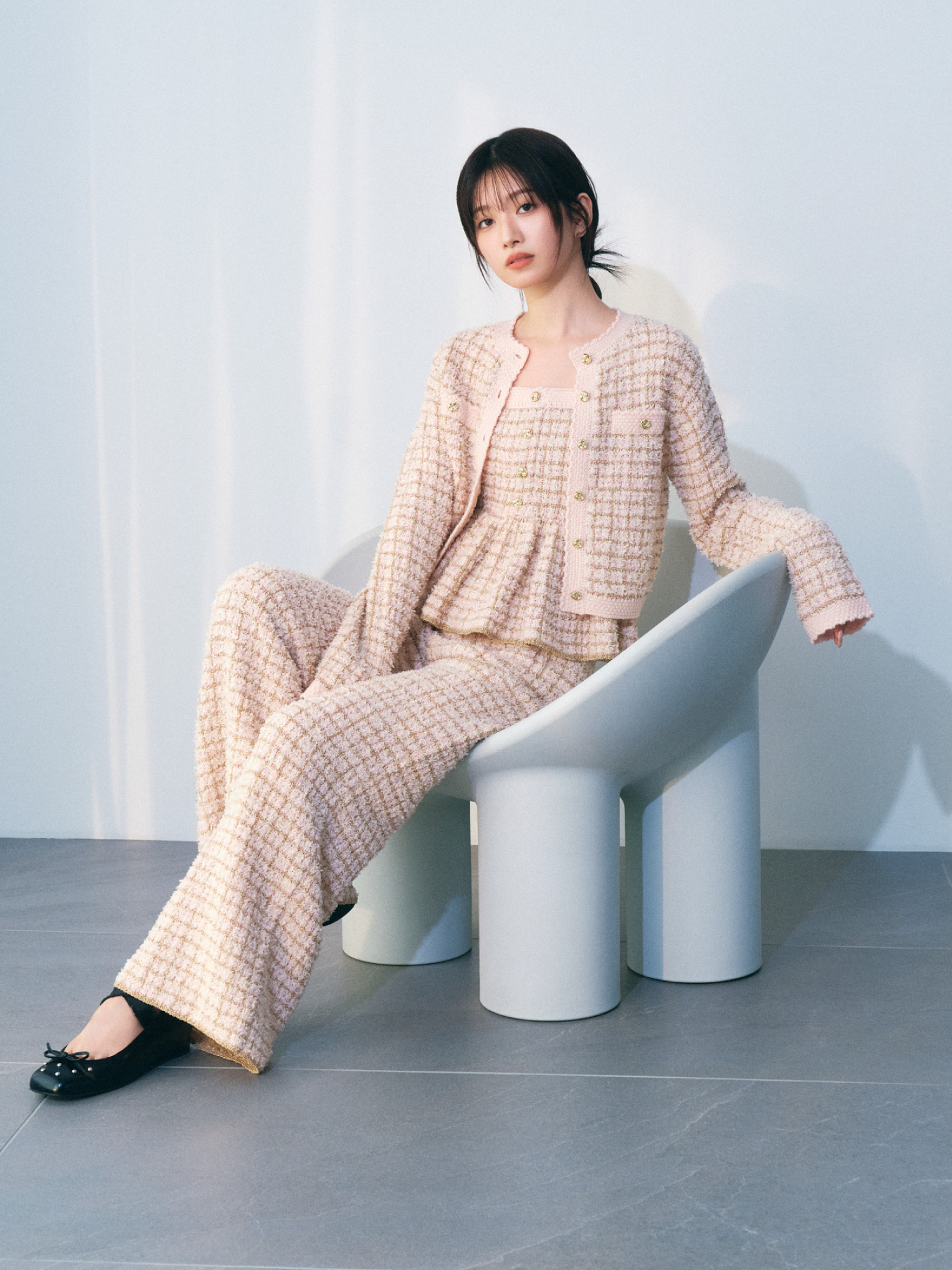 ピンクのツイードニットカーディガン・ツイードニットペプラムビスチェ・ツイードニットワイドパンツ・黒のレースアップバレエシューズ・金のLILY BROWNロゴピアスの着用例