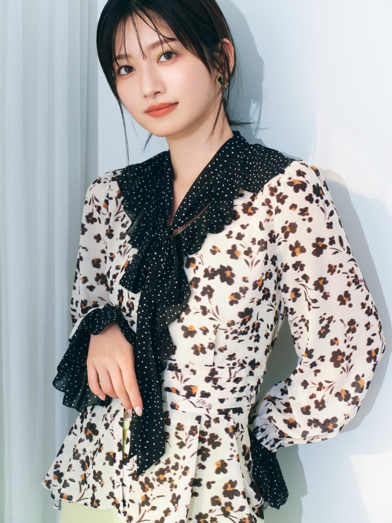 ベージュのバイカラープリントボウタイブラウス・ブラウンのヴィンテージモチーフイヤリングの着用例