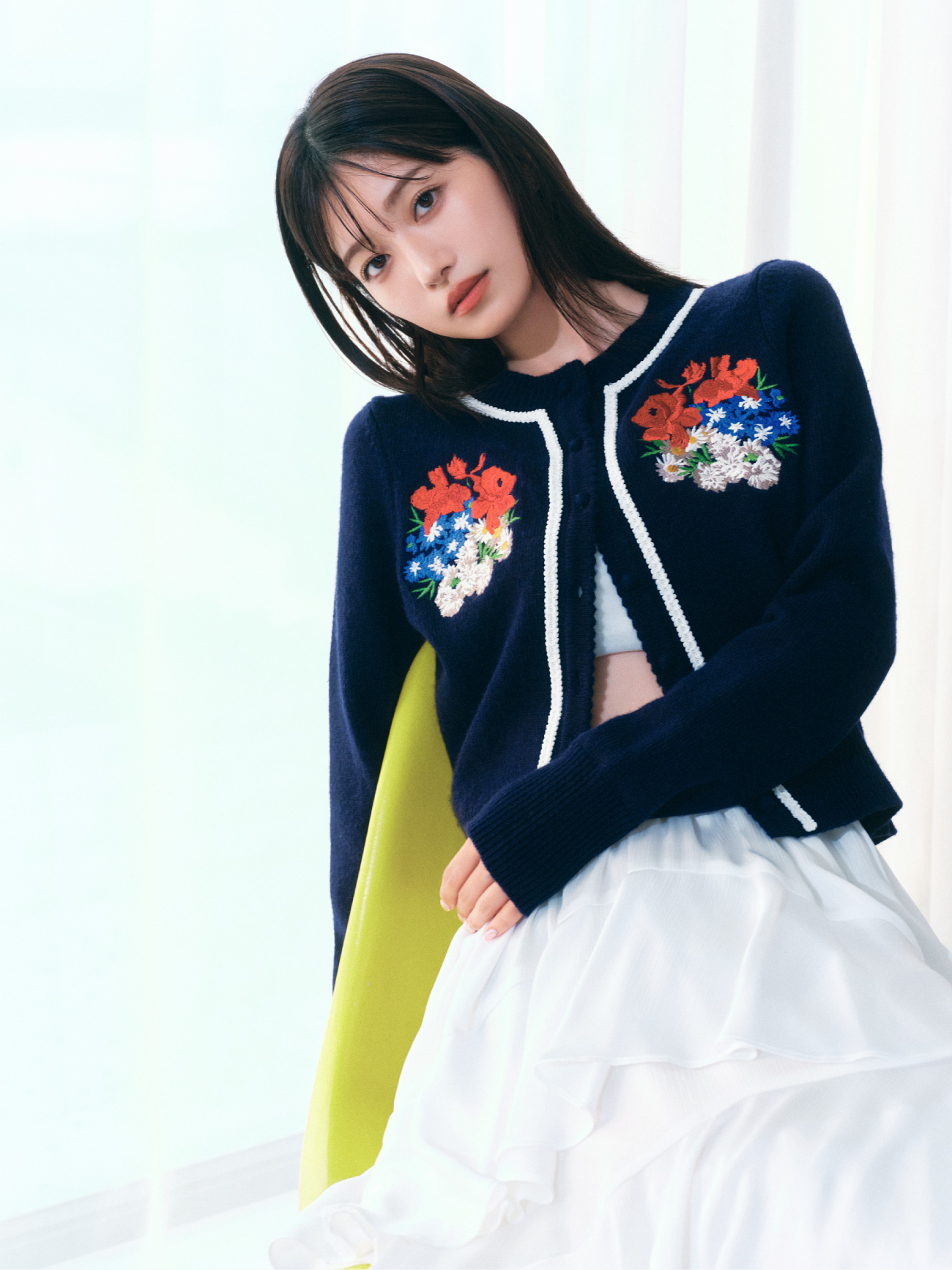 ネイビーのフラワーモチーフカーディガン・白のスリットティアードスカート・金のLILY BROWNロゴピアスの着用例