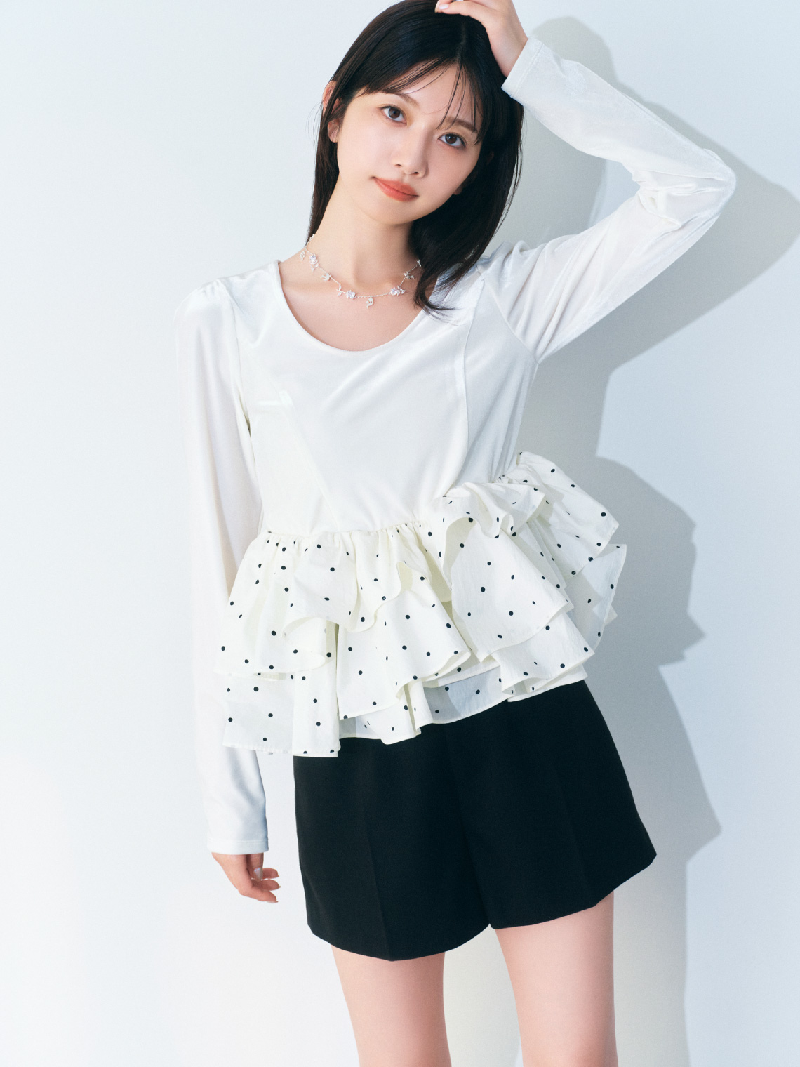 白のベロアフリルトップス・黒のベルト付きショートパンツ・銀のLilywingビジューフラワーネックレスの着用例