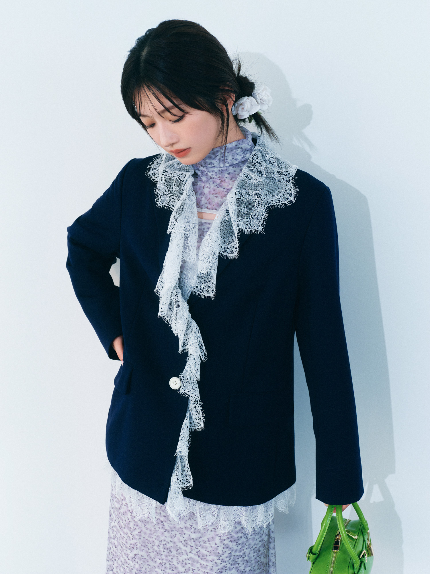 ラベンターのカッティングチュールプリントワンピース・白のモノブルームヘアクリップの着用例