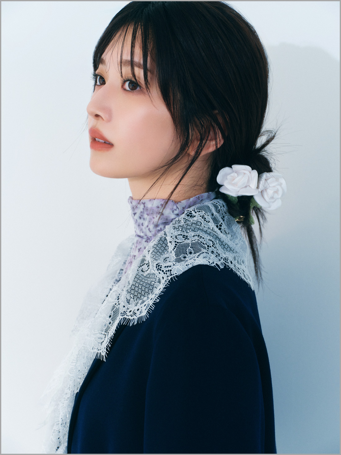 ネイビーの2WAYヴィンテージライクレースジャケット・ラベンターのカッティングチュールプリントワンピース・白のモノブルームヘアクリップの着用例