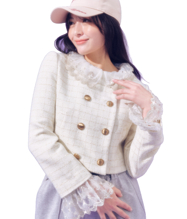 ホワイトアウターを着用した女性