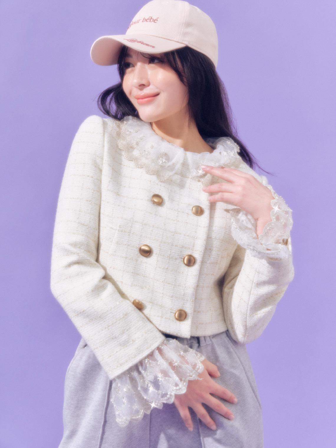 アイボリーアウターを着用した女性