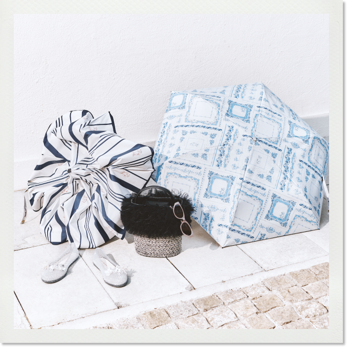 ブルーの日傘・ネイビーの日傘・シルバーのJELLY SHOES・黒の2wayチュール切り替えバッグ・グレーのキャットアイサングラスの商品写真