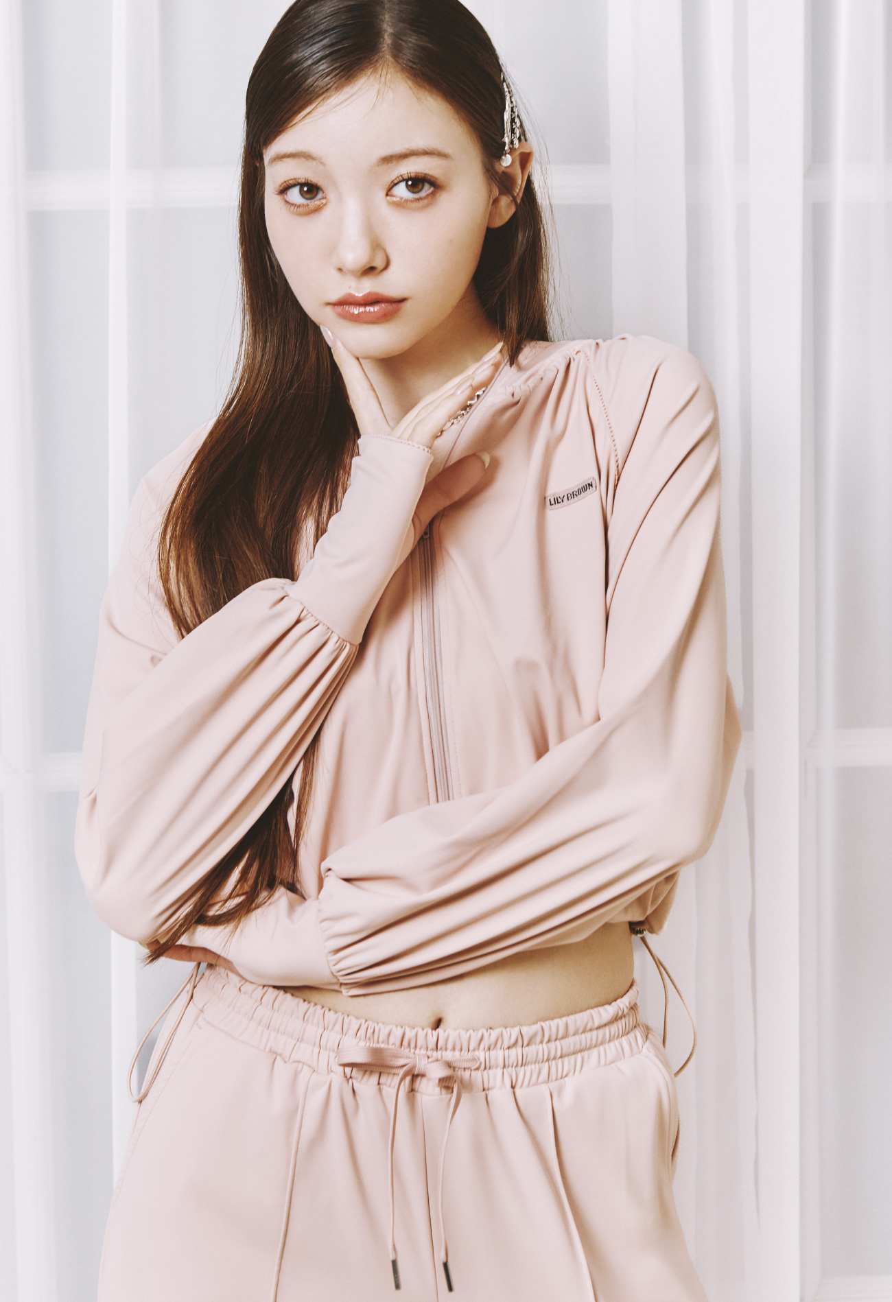 ライトピンクのサンガード付きクールタッチラッシュガードとUVパンツ・シルバーのLOVEサインヘアピンセット・白のレースアップスリングバッグパンプスを合わせたコーディネート