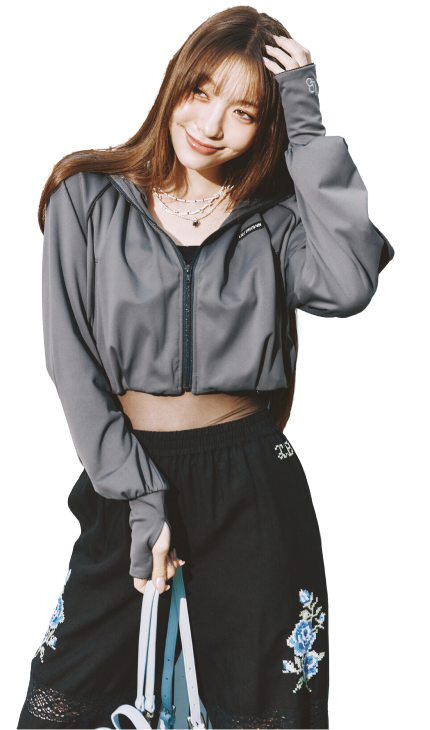 チャコールグレーのサンガード付きクールタッチラッシュガード・黒のキャミソールとパンツ・ラベンダーのフルーツビーズネックレス・ライトブルーの2wayバックパック・黒のパンプスを合わせたコーディネート