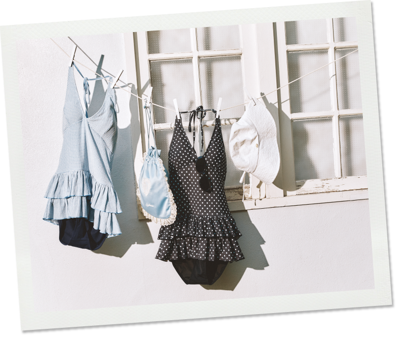 ボレロセットワンピース型スウィムウェア・白のUVカットバケットハット・黒のサングラス・ライトブルーのポーチの商品写真