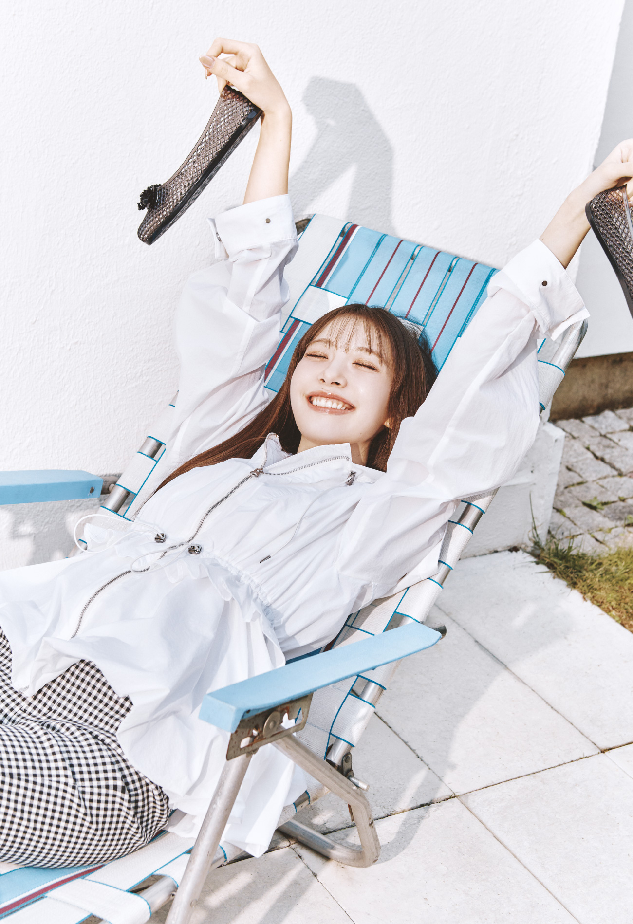 白のUVカット撥水ペプラムシアーブルゾン・CHECKのサイドリボンカプリパンツ・黒の【JELLY SHOESを合わせたコーディネート