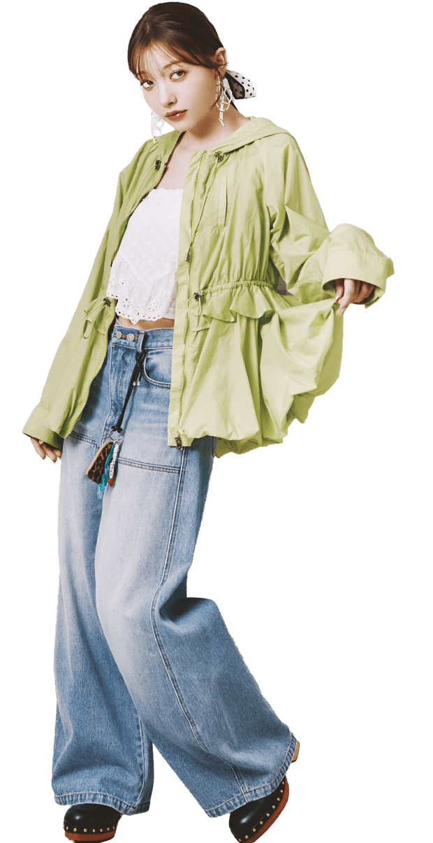 ライムのUVカット撥水ブルゾン・白のベアトップス・ブルーのワイドデニムパンツ・イエローのピアス・ドットのスカーフ・黒のスタッズサボ・レオパードのキーチャームを合わせたコーディネート