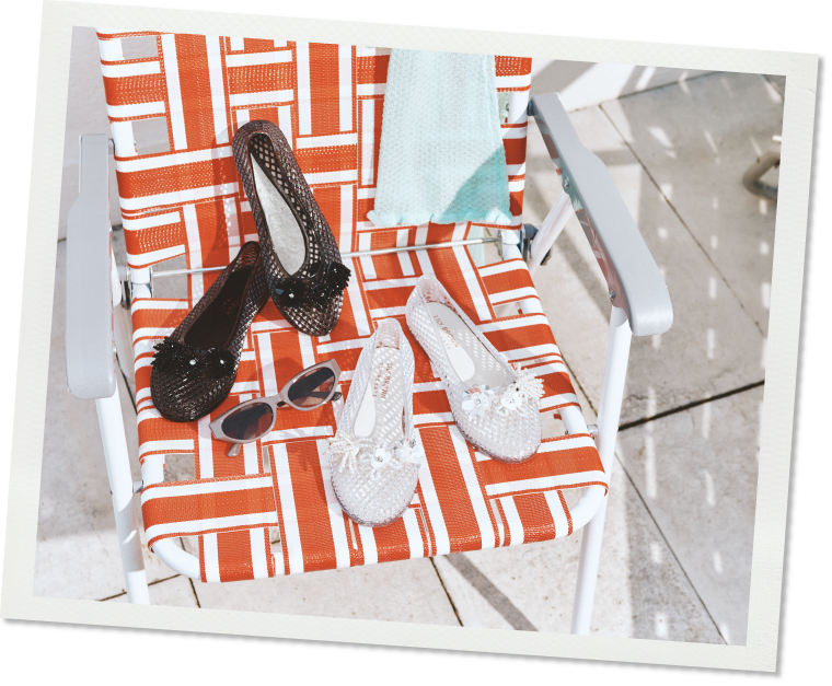 ミントのフリルニットカーディガン・シルバーのJELLY SHOES・黒のJELLY SHOES・グレーのキャットアイサングラスの商品写真