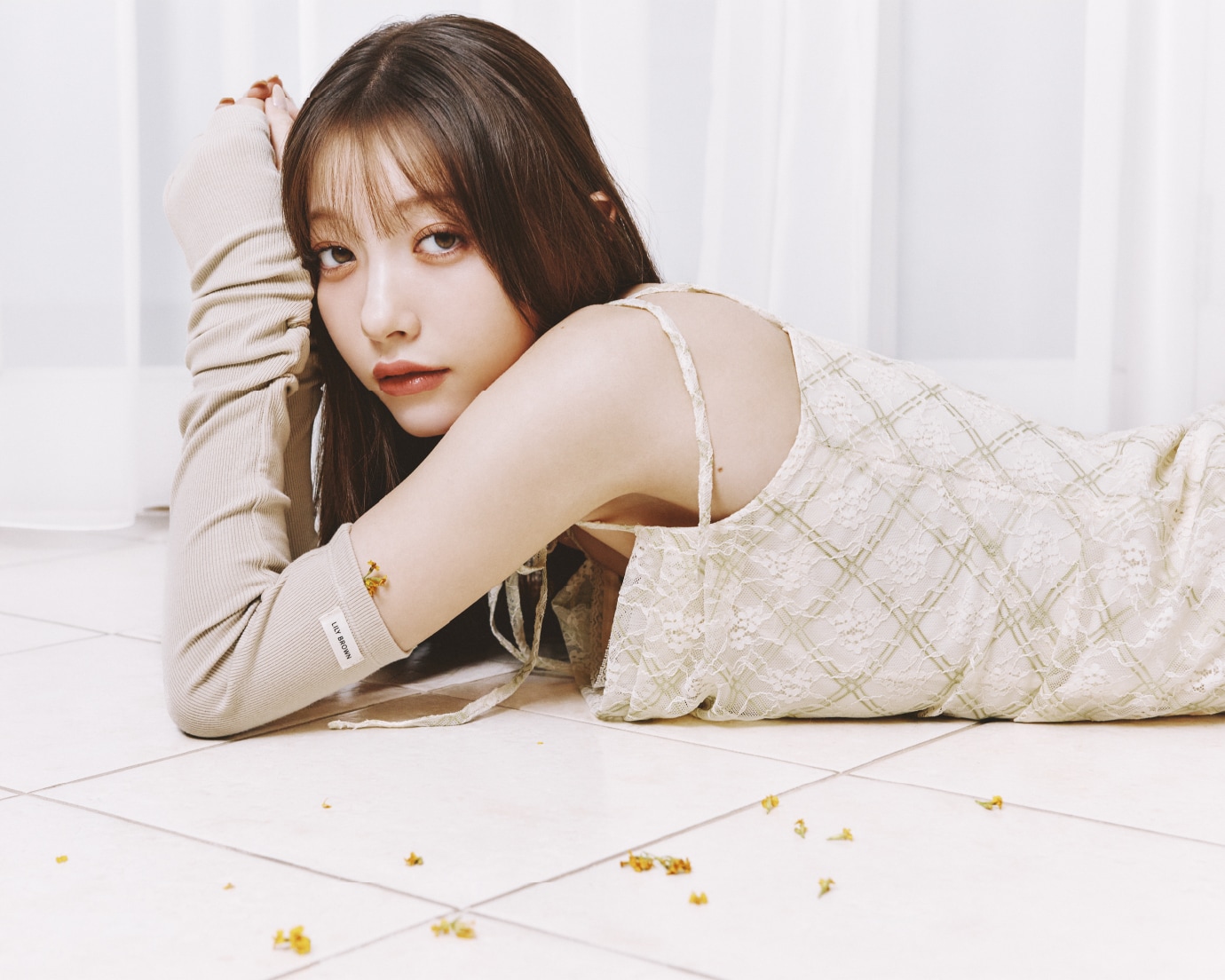 アイボリーのドレープキャミワンピース・ベージュのUVカットアームカバー・ブルーの日傘を合わせたコーディネート