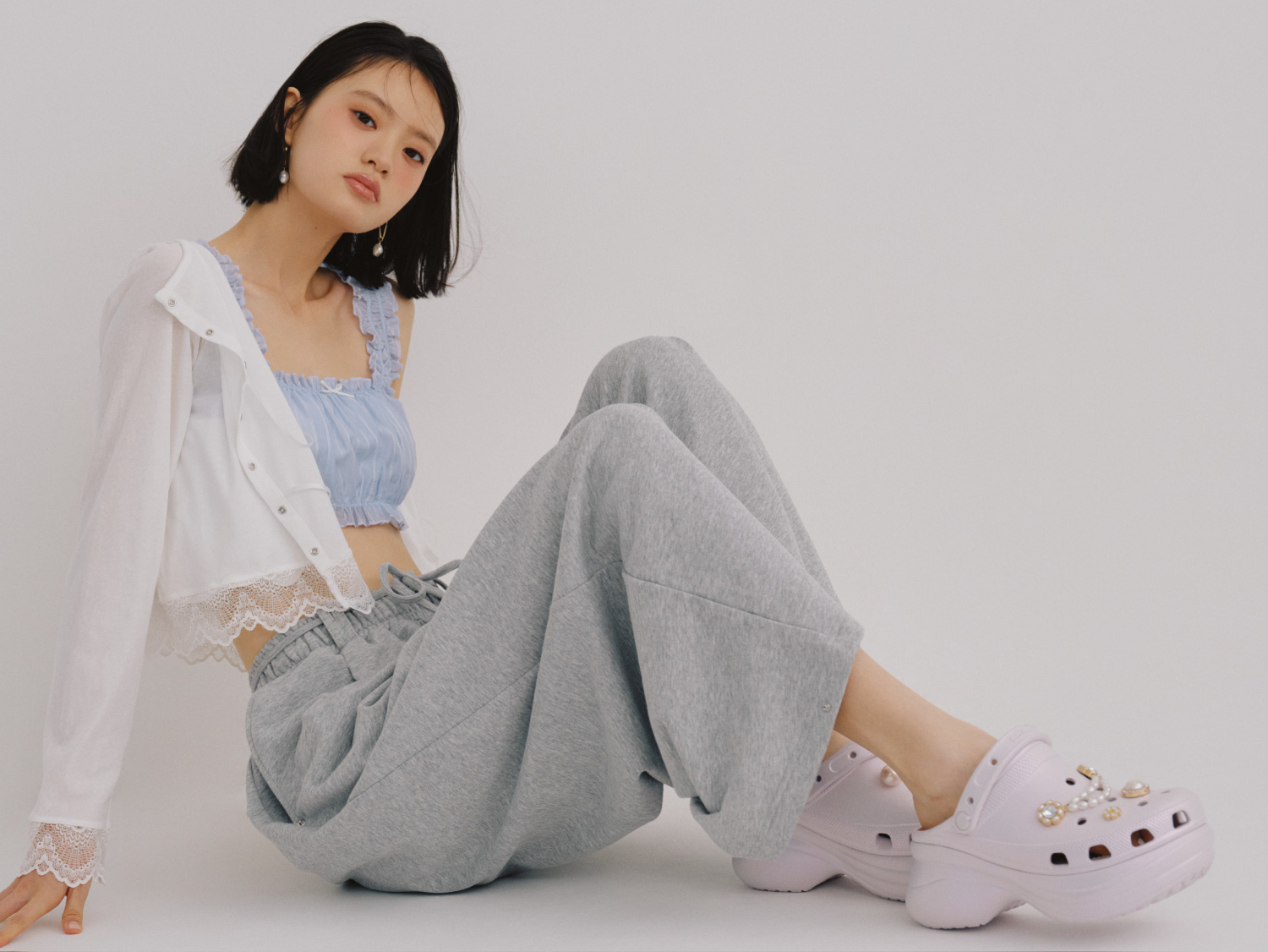 Bae Iridescent Clogを着用した女性