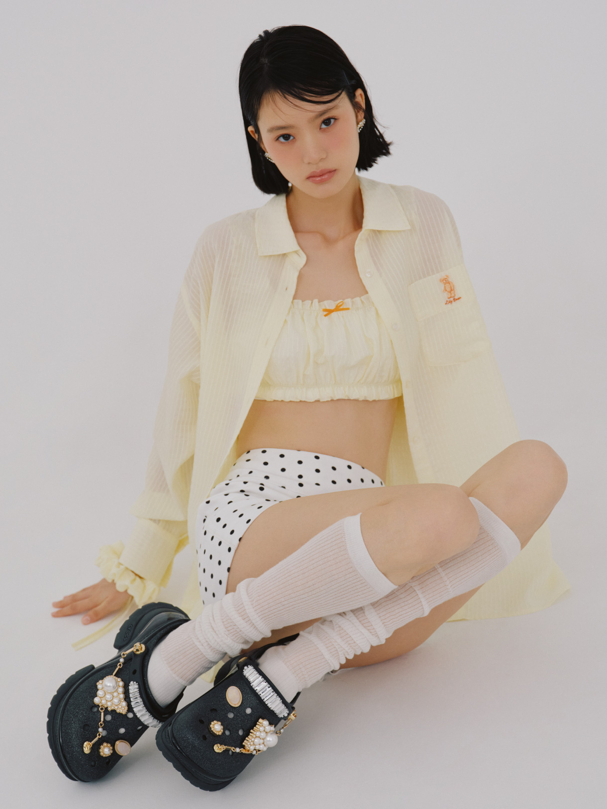 Bae Iridescent Clogを着用した女性